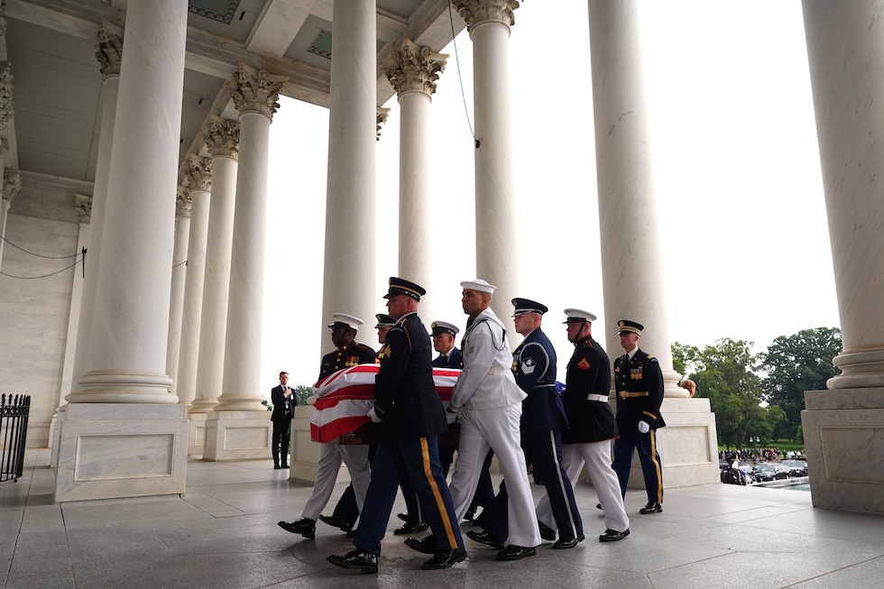 Una squadra di militari trasporta la bara del senatore Repubblicano Lindsey Graham per una cerimonia di omaggio del Congresso degli Stati Uniti (AP Photo/Mark Schiefelbein)
