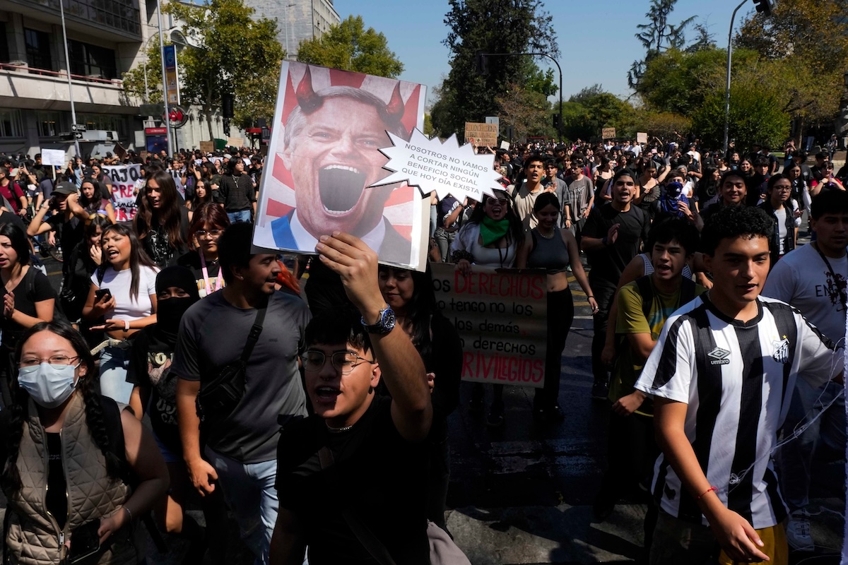Una protesta studentesca contro Kast, a Santiago, il 26 marzo