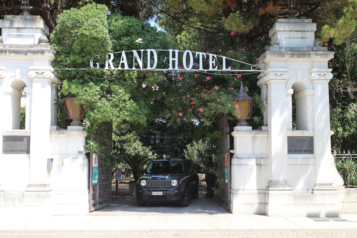 Grand Hotel di Riccione, sequestrato da agenti di finanza, turisti allontanati, immobili in provincia di Rimini e Bari sequestrati