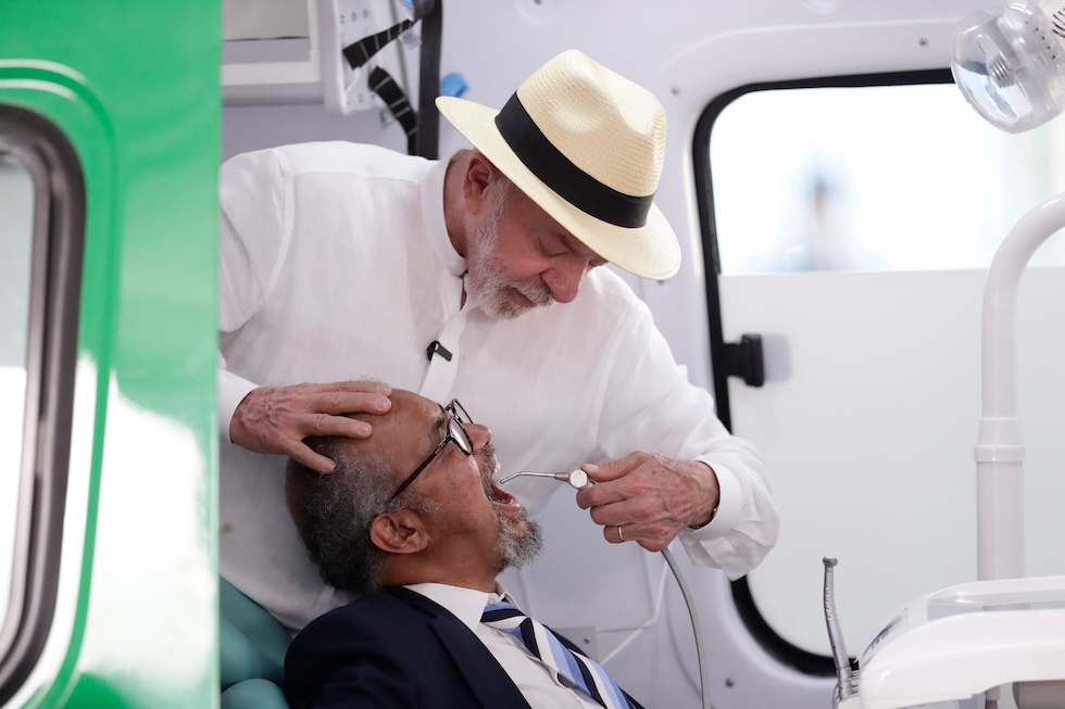 Il presidente brasiliano Luiz Inácio Lula da Silva finge di esaminare con strumenti odontoiatrici il direttore generale dell'Organizzazione Mondiale della Sanità Tedros Adhanom Ghebreyesus durante una visita all'ospedale Andaraí (AP Photo/Bruna Prado)
