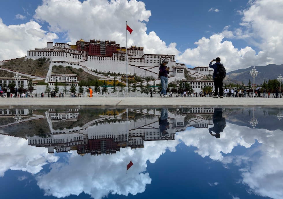 Il palazzo del Potala riflesso sul pavimento lucido di una piazza nella regione autonoma del Tibet (AP Photo/Ng Han Guan)
