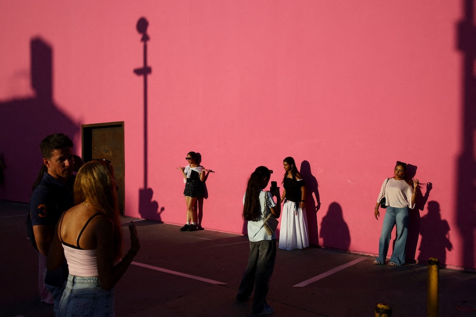 Alcune persone posano per delle foto lungo il muro rosa del negozio di Paul Smith, su Melrose Avenue (REUTERS/Daniel Cole)
