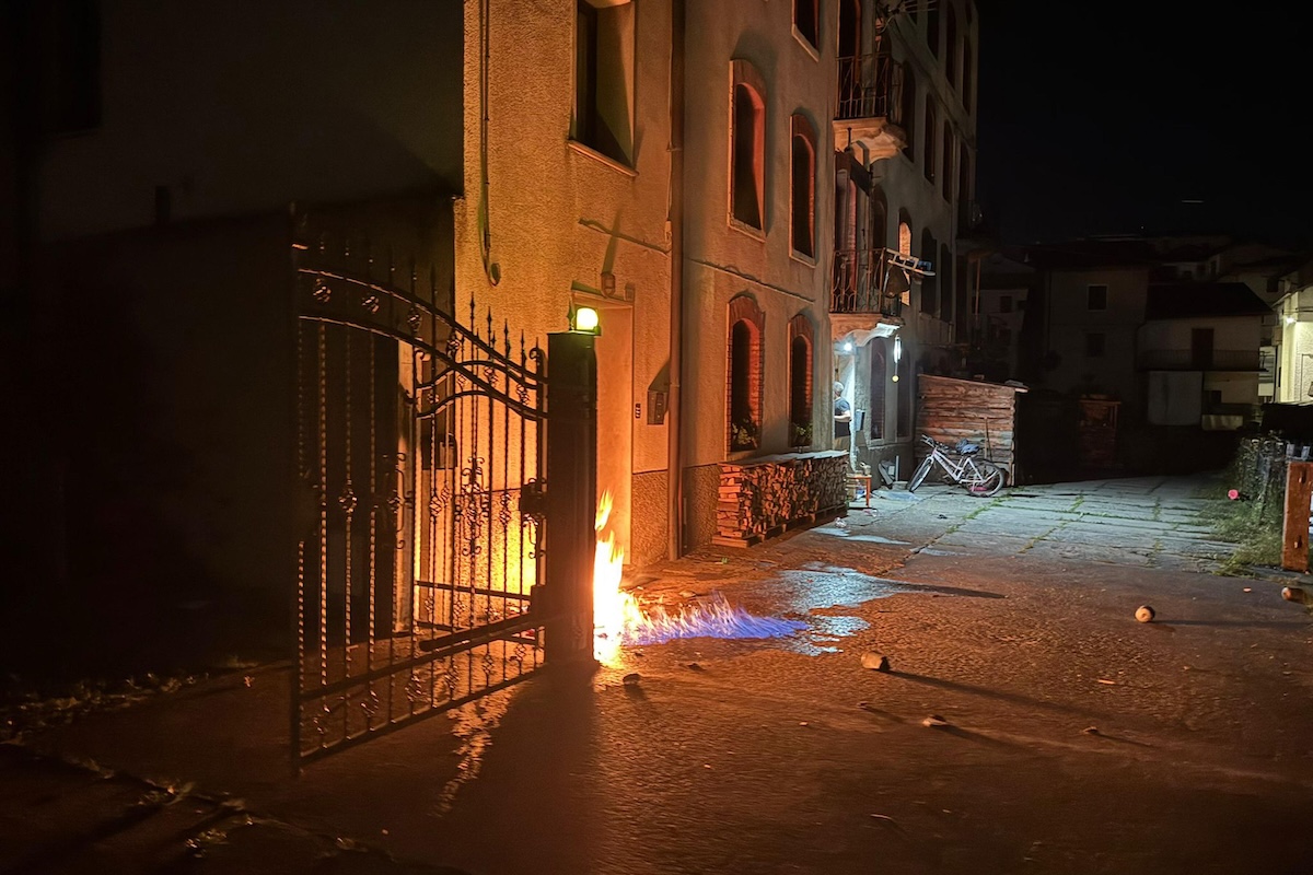 Il giornalista che aveva denunciato un attentato incendiario in provincia di Vicenza è indagato per esserselo fatto da solo