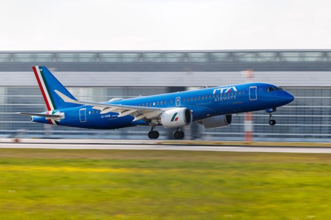 Su ITA Airways si potrà viaggiare con un cane di massimo 30 chili: è la prima compagnia europea a offrire questo servizio