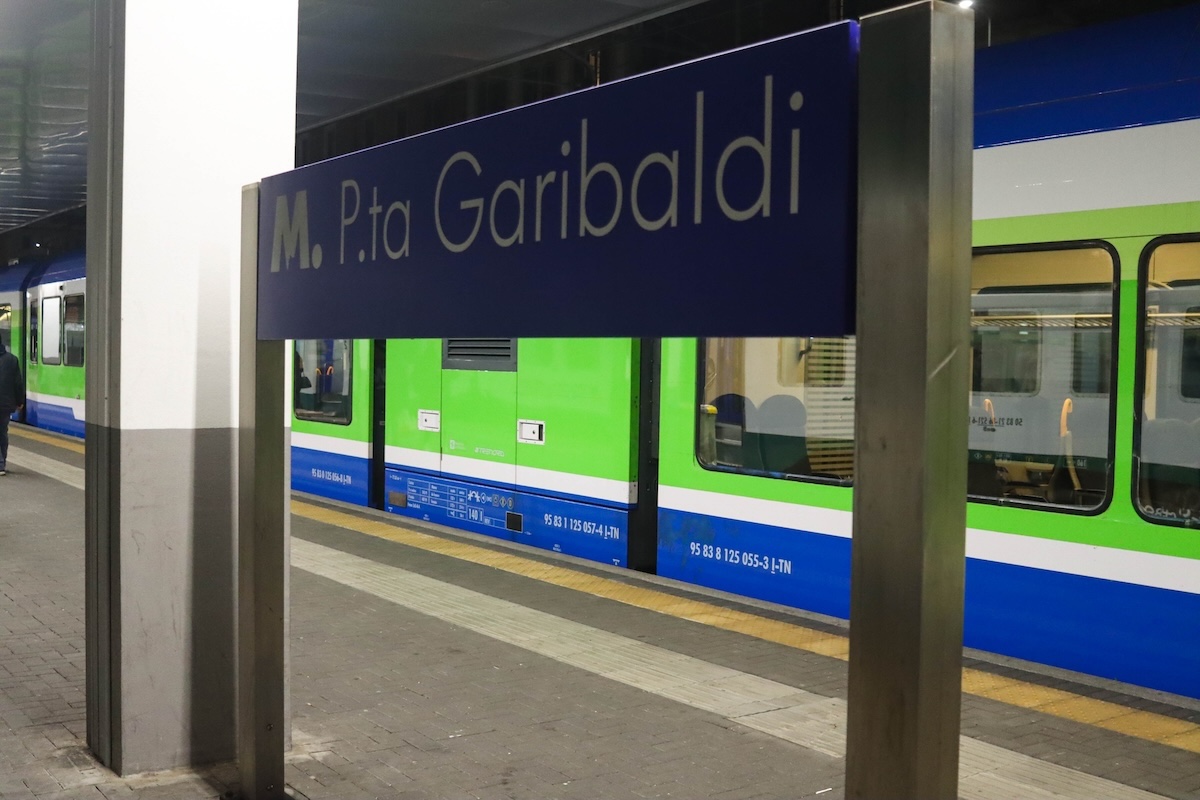 C’è un incendio alla stazione ferroviaria di Milano Garibaldi