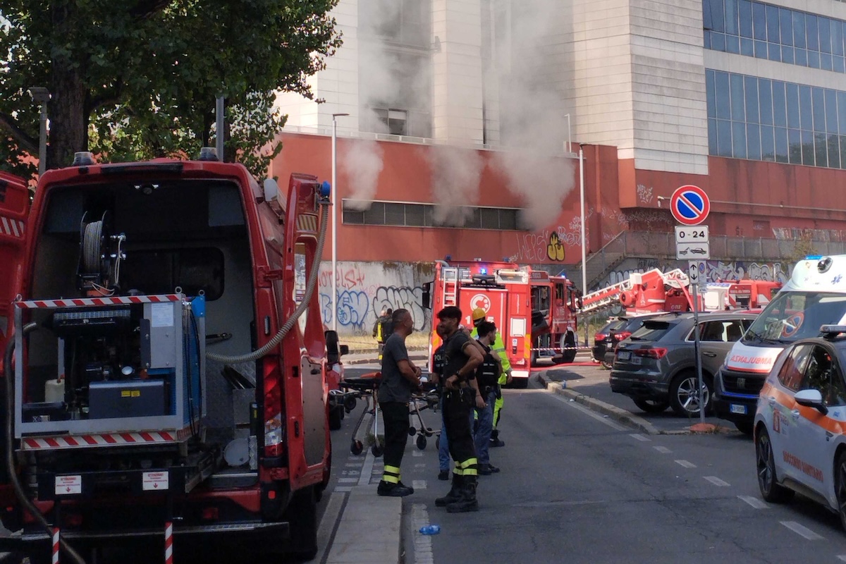 C’è un incendio alla stazione ferroviaria di Milano Porta Garibaldi