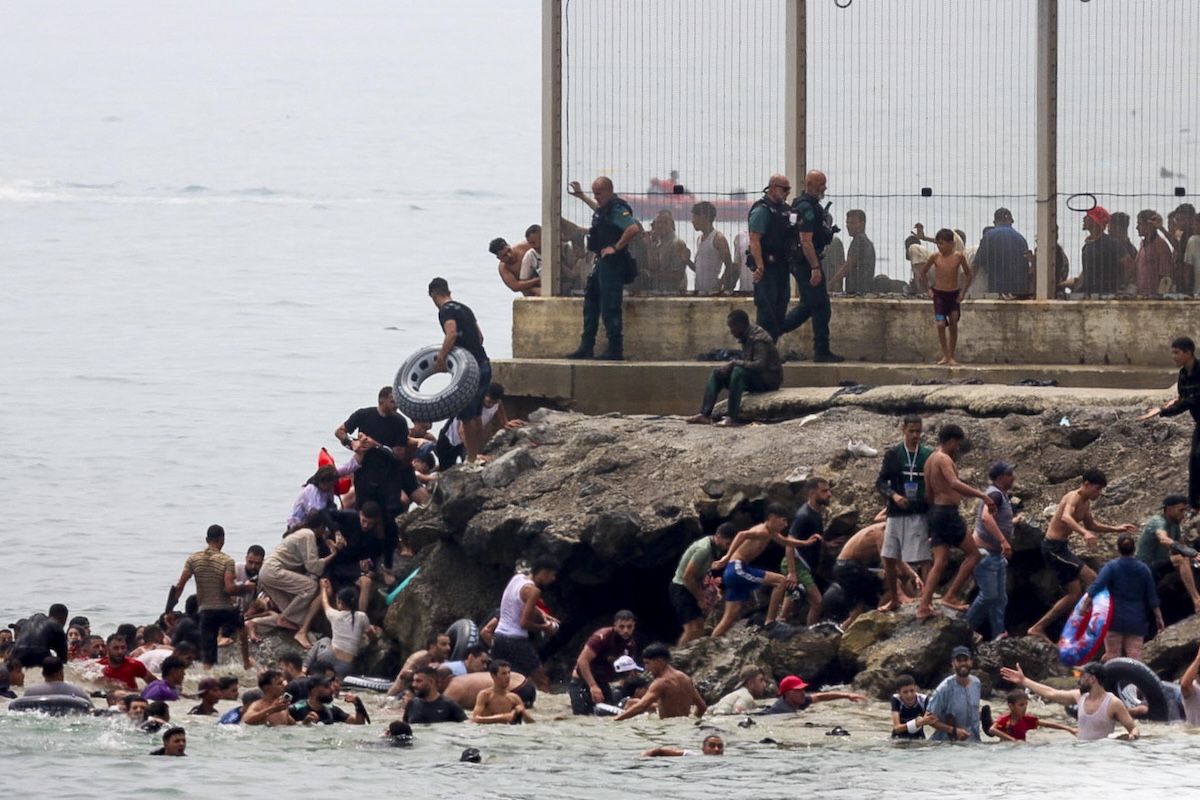 Migliaia di persone sono entrate nell’exclave spagnola di Ceuta partendo dal Marocco: molte a nuoto