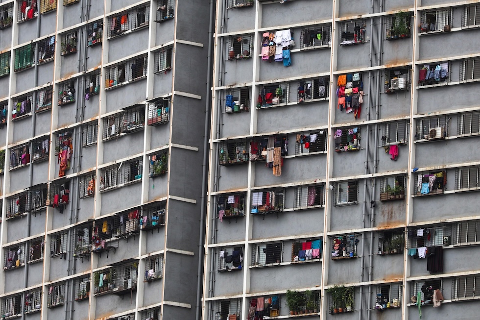 Un edificio residenziale della Slum Rehabilitation Authority (SRA) (EPA/DIVYAKANT SOLANKI via Ansa)