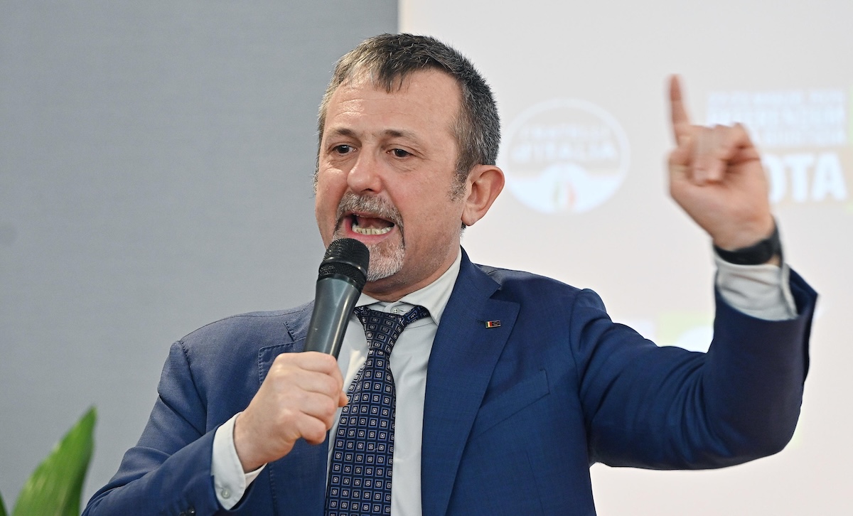 Andrea Delmastro dice di aver mandato alla magistratura le chat per cui c’era stata una grossa lite al Senato