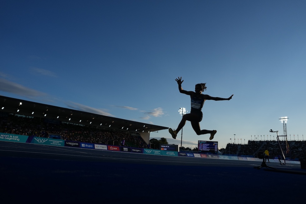L'atleta dello Sri Lanka Madushani Herath durante la finale di salto triplo femminile ai Giochi del Commonwealth (AP Photo/Alastair Grant)