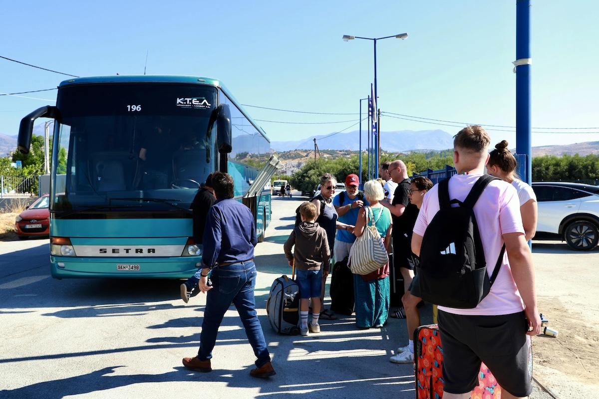 Turisti in attesa di salire su un autobus per evacuarli, il 30 luglio a Heraklion, Creta