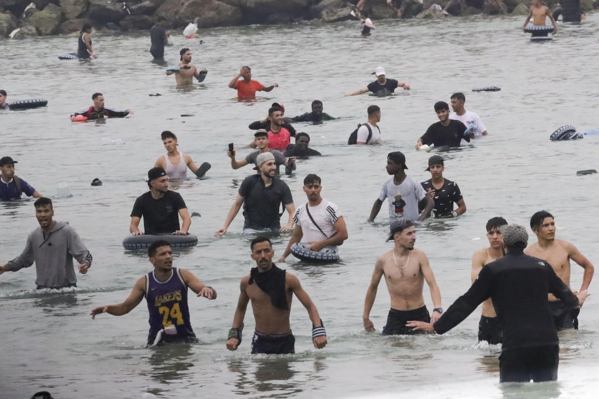 Nelle ultime 24 ore circa 49mila persone sono entrate nell’enclave spagnola di Ceuta dal Marocco