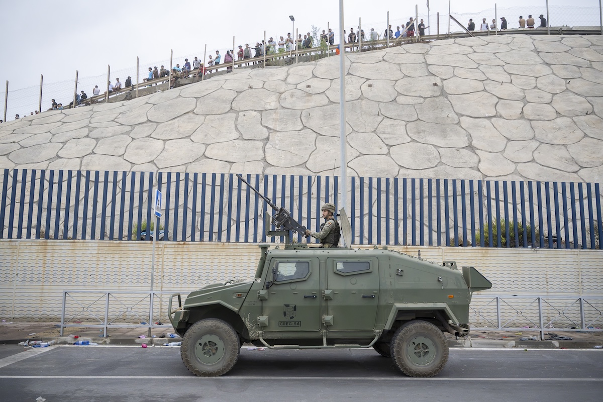Più di 50mila persone sono entrate a Ceuta dal Marocco in 24 ore