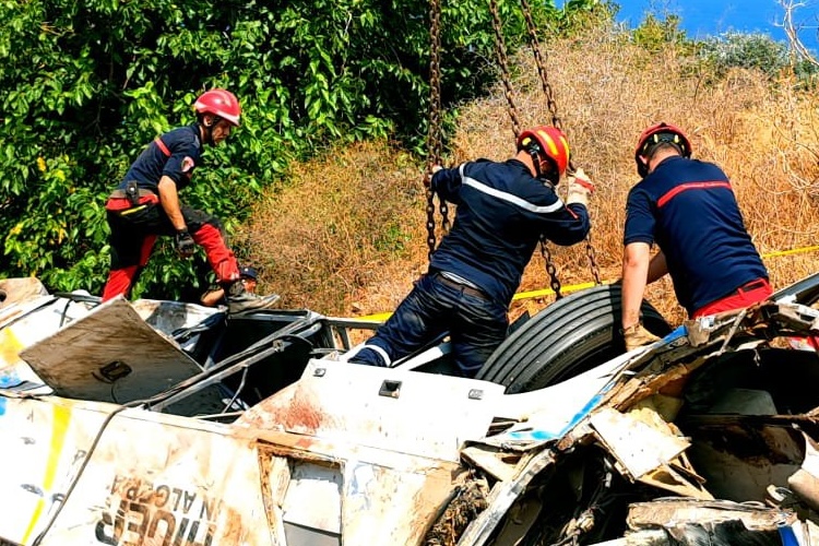 Almeno 25 persone sono morte a causa del ribaltamento di un autobus in Algeria