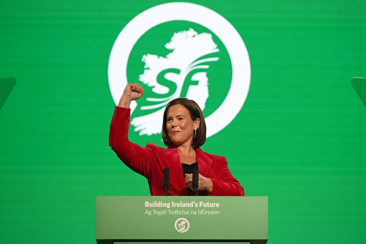 Mary Lou McDonald duranta la convention annuale di Sinn Féin, a Belfast ad aprile 2026