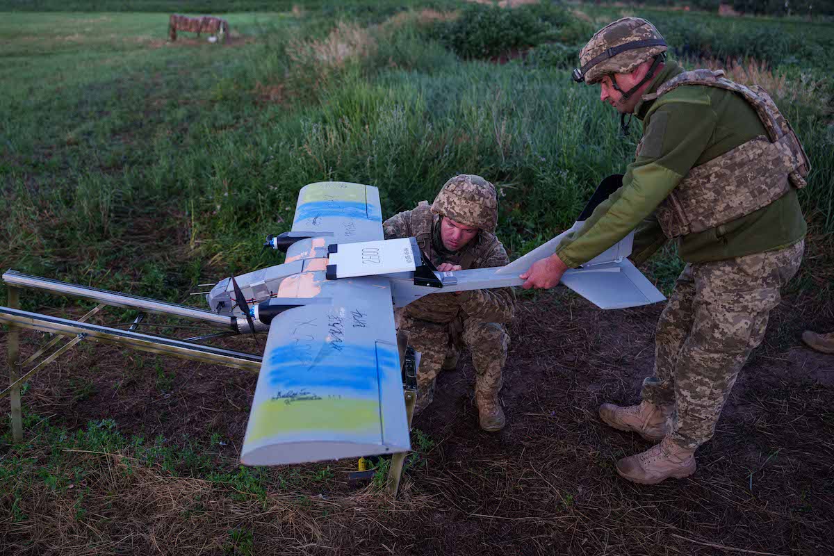 Soldati ucraini con un drone, luglio 2026 (AP Photo/Evgeniy Maloletka)