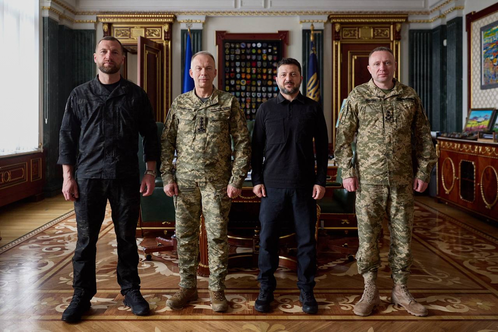 Da sinistra, il ministro della Difesa ad interim Yevhen Khmara, Oleksandr Syrskyi, Volodymyr Zelenskyy e Mykhailo Drapatyi, 22 luglio 2026 (Ukrainian Presidential Press Office via AP)