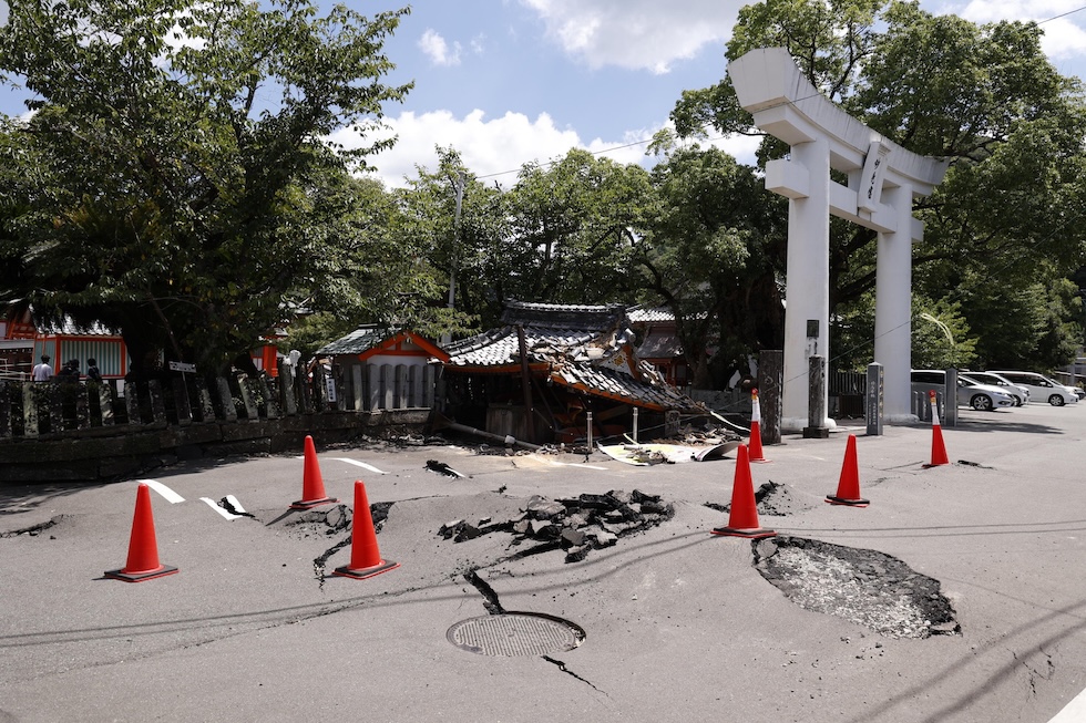 Il santuario di Yatsushiro distrutto dal forte terremoto che ha colpito il sud-ovest del Giappone (EPA/RODRIGO REYES MARIN via Ansa)