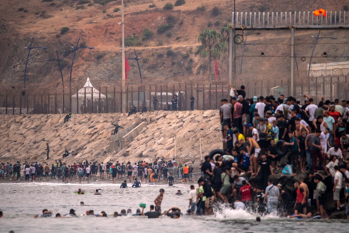 Migranti tornano in Marocco da Ceuta, 31 luglio 2026 (AP Photo/Antonio Sempere)