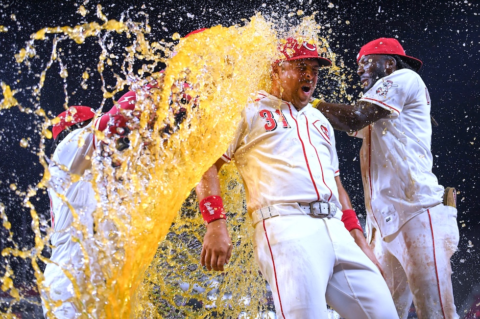 Il giocatore di baseball Nathaniel Lowe dei Cincinnati Reds viene inondato da alcuni compagni di squadra dopo una partita contro i Pittsburgh Pirates (AP Photo/Tanner Pearson)