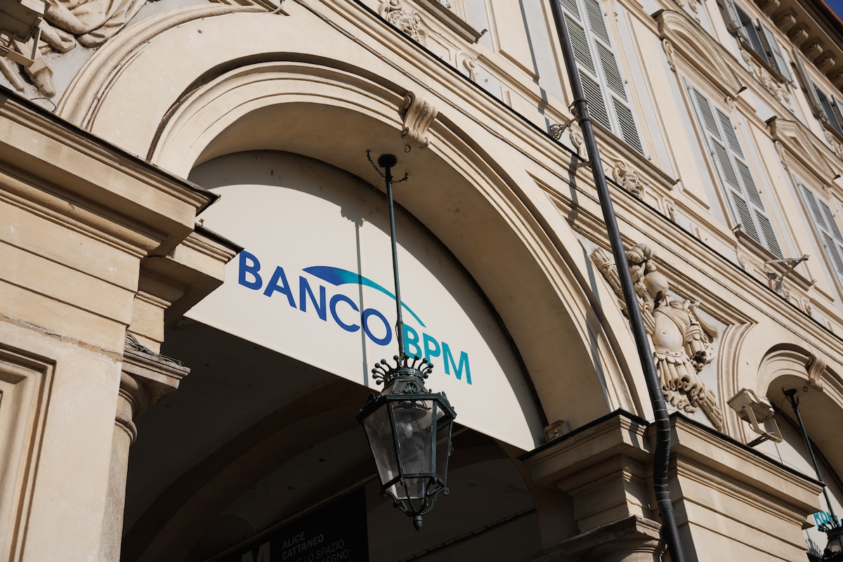 Banco BPM e MPS in una riunione di consiglio, con un grafico che mostra le banche in gioco