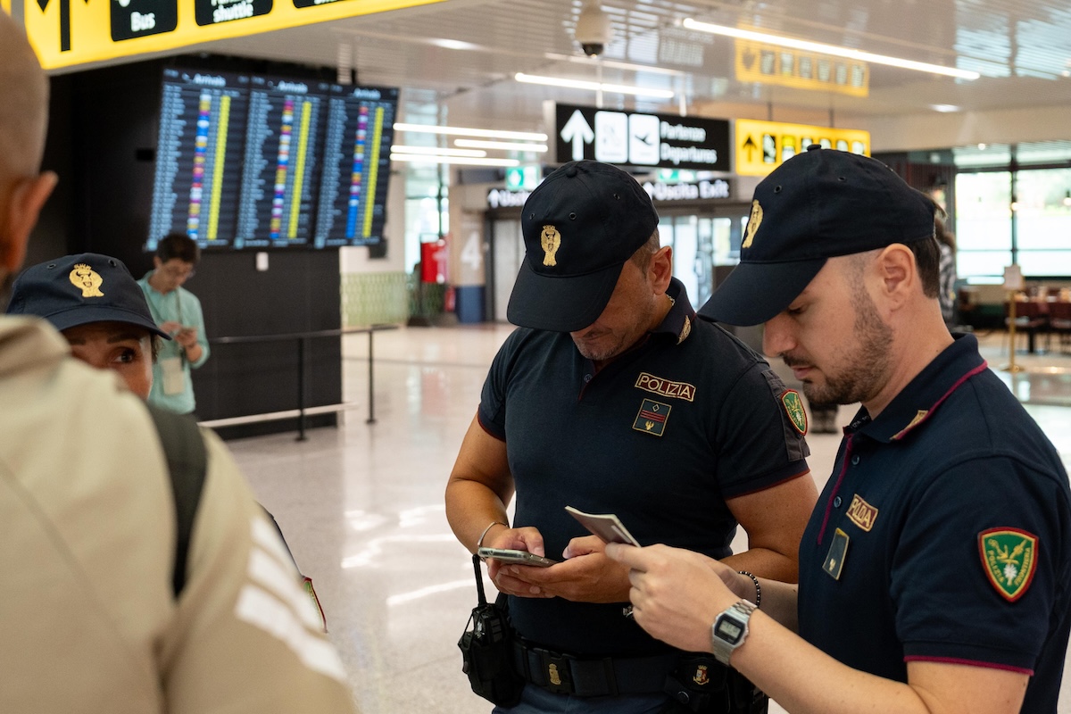 Sono cominciati i controlli di frontiera negli aeroporti italiani per chi arriva dalla Spagna