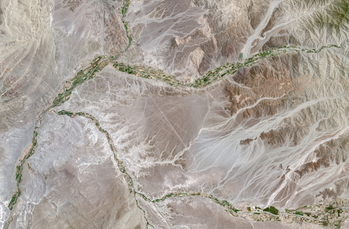 Un aereo è precipitato mentre sorvolava le Linee di Nazca, in Perù: secondo i media locali, tra le 13 persone morte ci sono 7 italiani