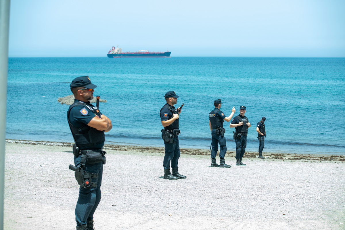 Poliziotti di guardia a Ceuta, 1° agosto 2026 (Juan Carlos Lucas/ZUMA Press Wire)