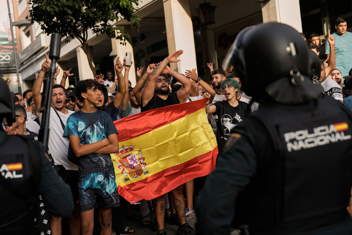 Manifestazioni a Ceuta contro il politico di estrema destra Alvise Pérez, 1° agosto 2026 (AP Photo/Bernat Armangue)