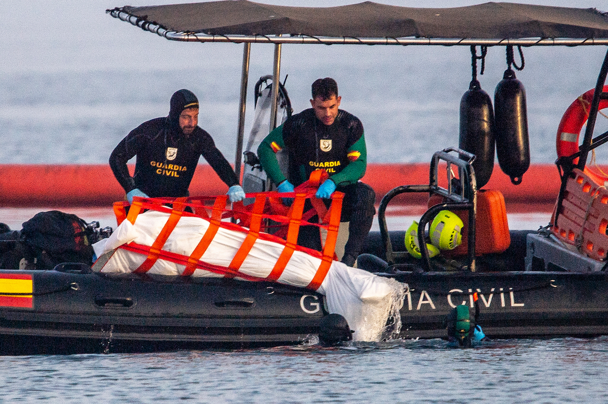 Le operazioni di recupero dei corpi a Ceuta, 1° agosto 2026 (AP Photo/Antonio Sempere)