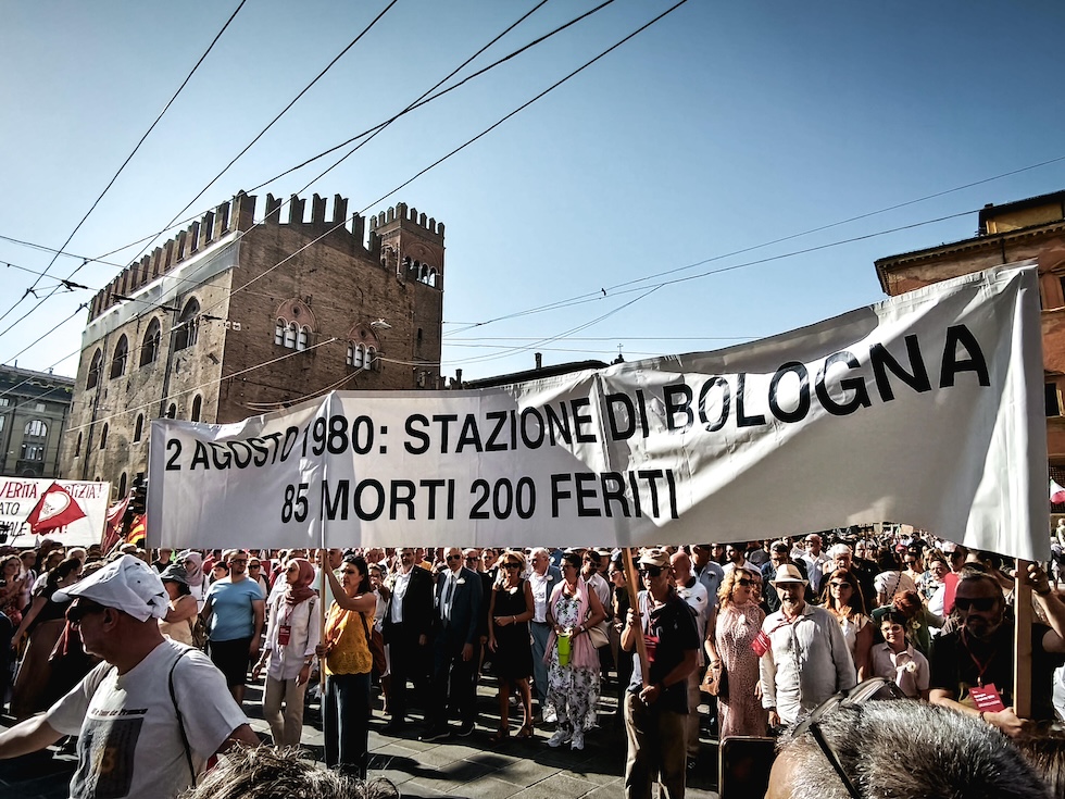 Il corteo a Bologna per il 46esimo anniversario della strage avvenuta alla stazione Centrale il 2 agosto 1980 (Tino Romano/ANSA)