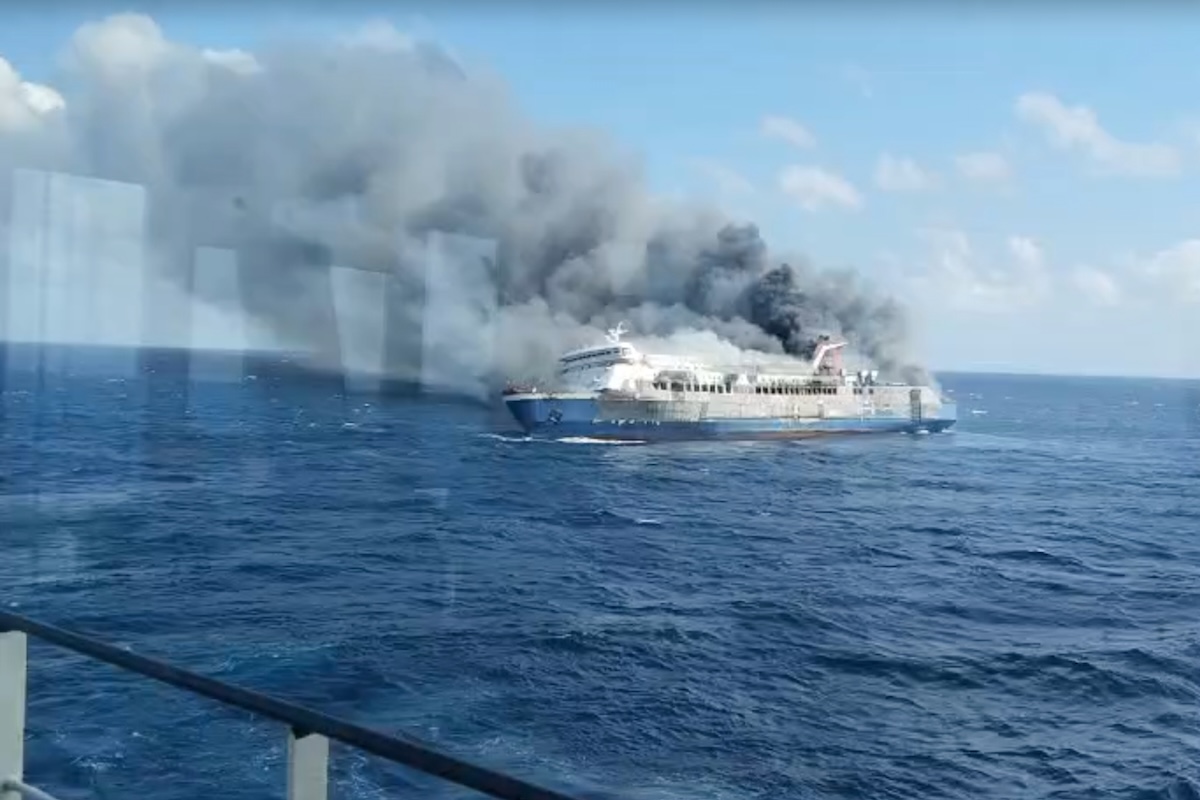 C’è stato un incendio su un traghetto in Indonesia, ci sono almeno cinque persone morte e 41 ancora disperse