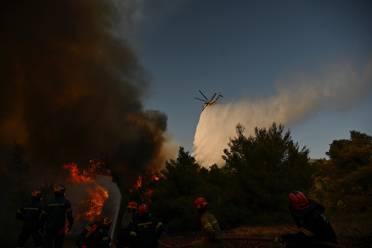 Due elicotteri usati dai vigili del fuoco in Grecia durante un incendio si sono scontrati