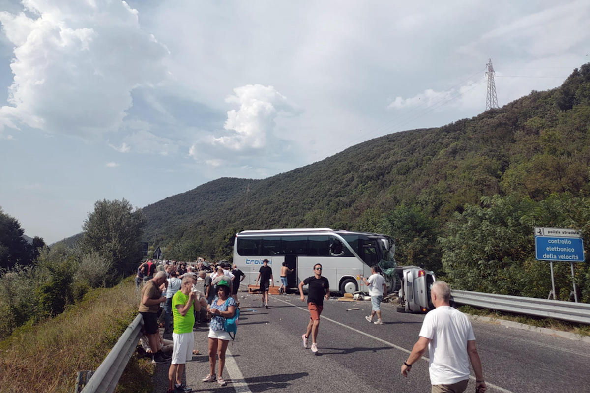 Cinque persone sono morte in un incidente all’altezza di Colli sul Velino, al confine tra Lazio e Umbria