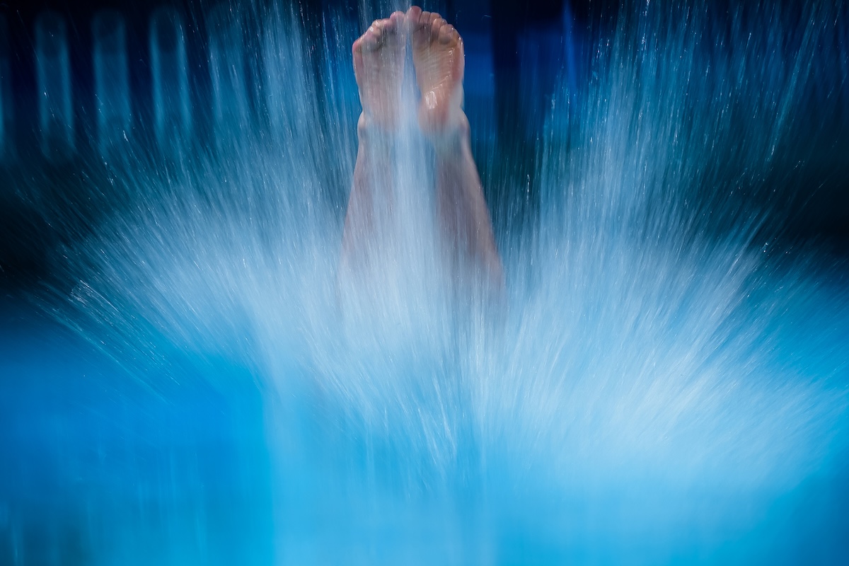 Il tuffatore ucraino Danylo Konovalov durante la finale dei tuffi dal trampolino di 1 metro, agli Europei di nuoto a Saint-Denis, vicino a Parigi (AP Photo/Aurelien Morissard)