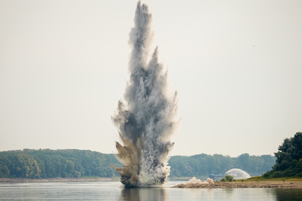 La Marina rumena fa esplodere degli ordigni subacquei durante una demolizione controllata di rocce sommerse per migliorare il flusso d’acqua del Danubio verso la centrale nucleare di Cernavoda, a causa dei livelli d’acqua eccezionalmente bassi (AP Photo/Vadim Ghirda)