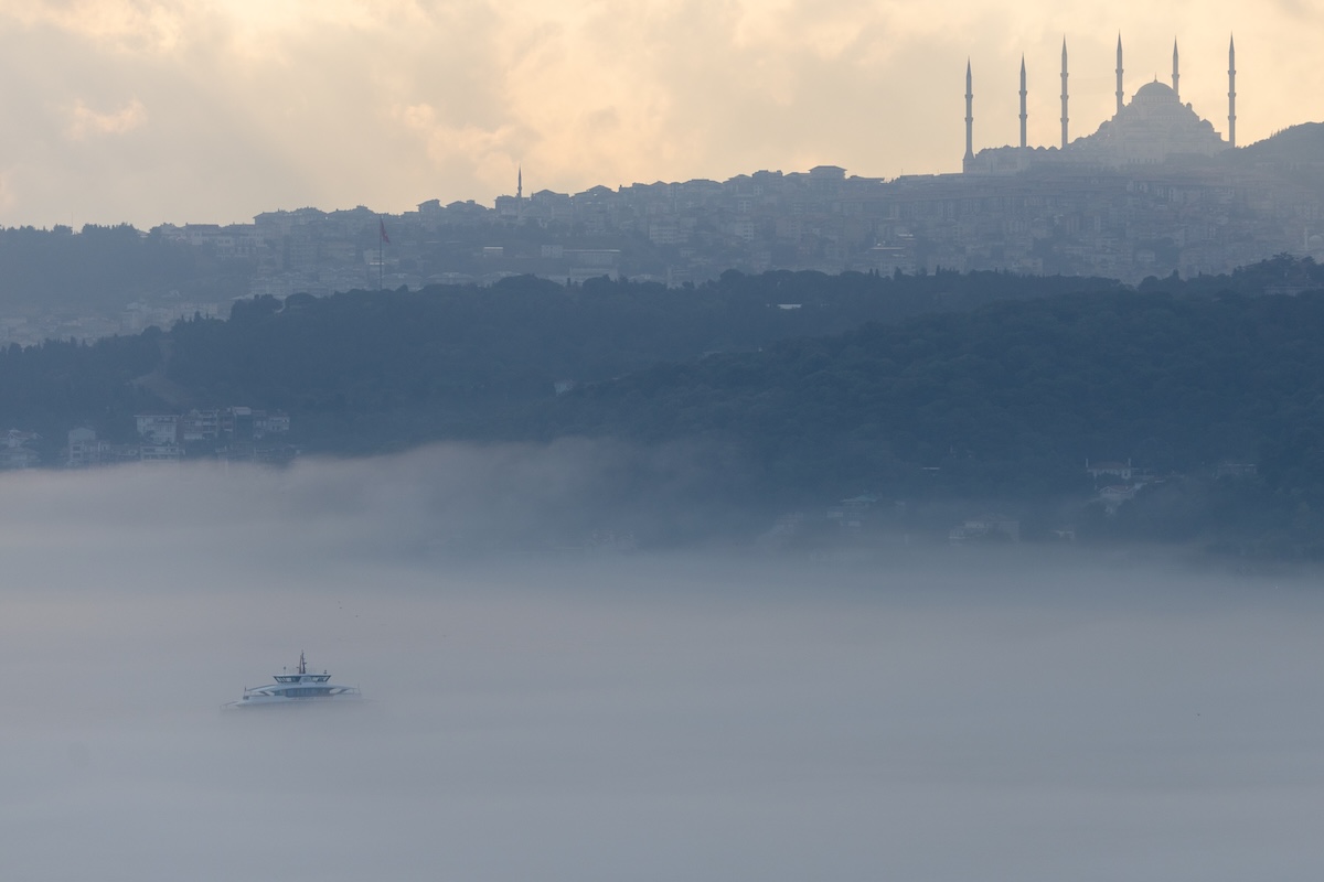 Un traghetto naviga attraverso lo stretto del Bosforo in mezzo a una fitta nebbia (Chris McGrath/Getty Images)
