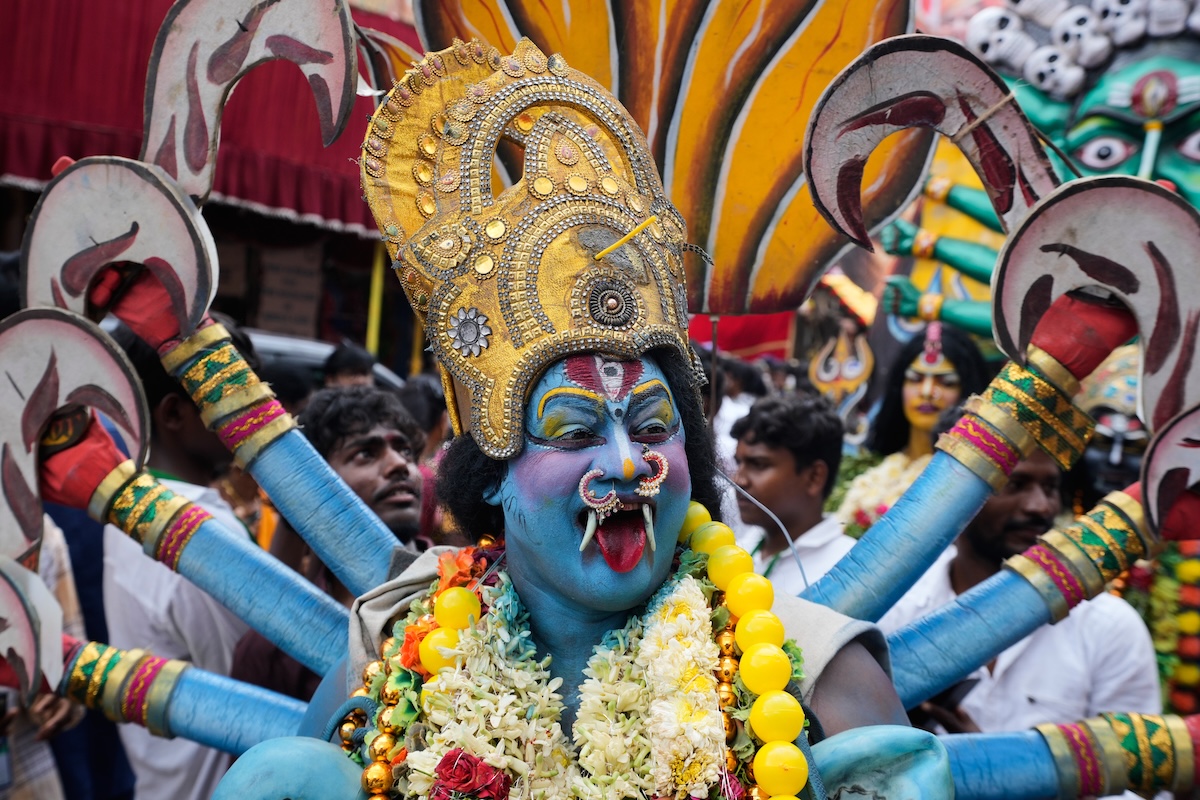 Una persona vestita da Mahakali, una dea indù, durante una processione in occasione del Bonalu, una festa popolare indù (AP/Mahesh Kumar A.)