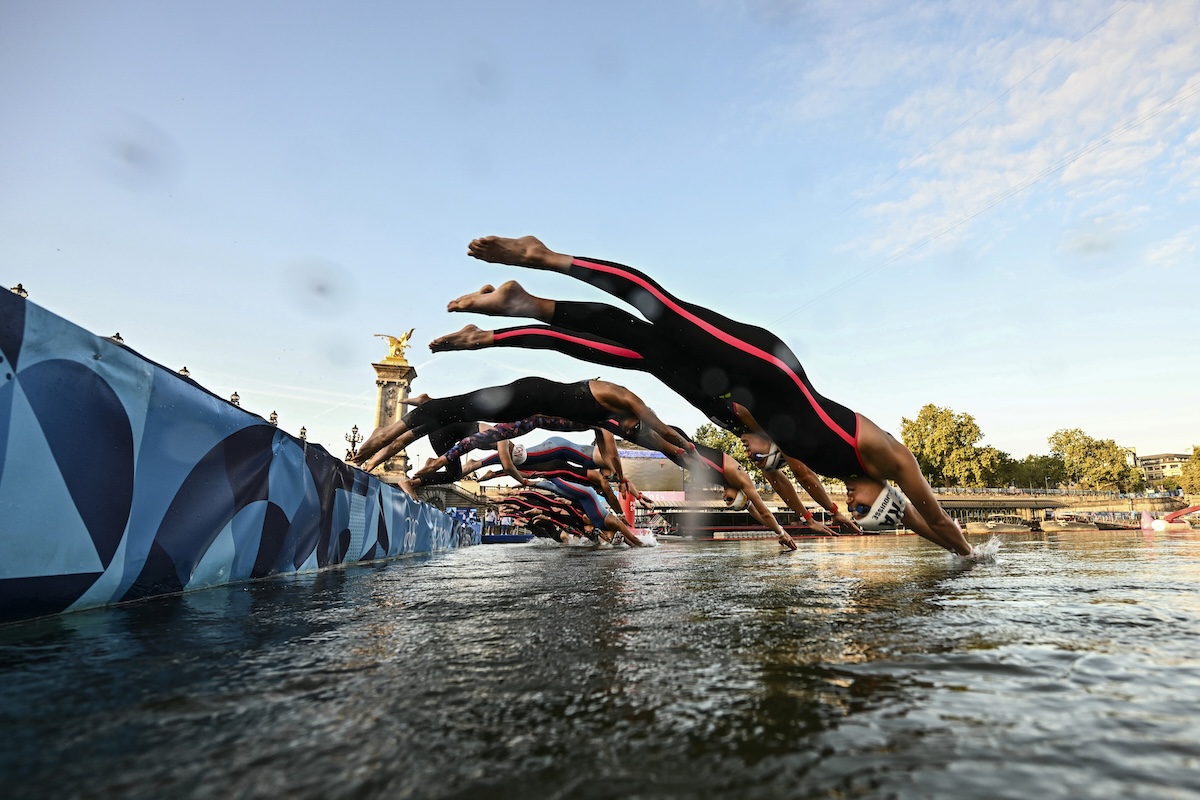 Atleti nuotano nella Senna durante i Europei di nuoto a Parigi, con preoccupazioni per la qualità dell'acqua