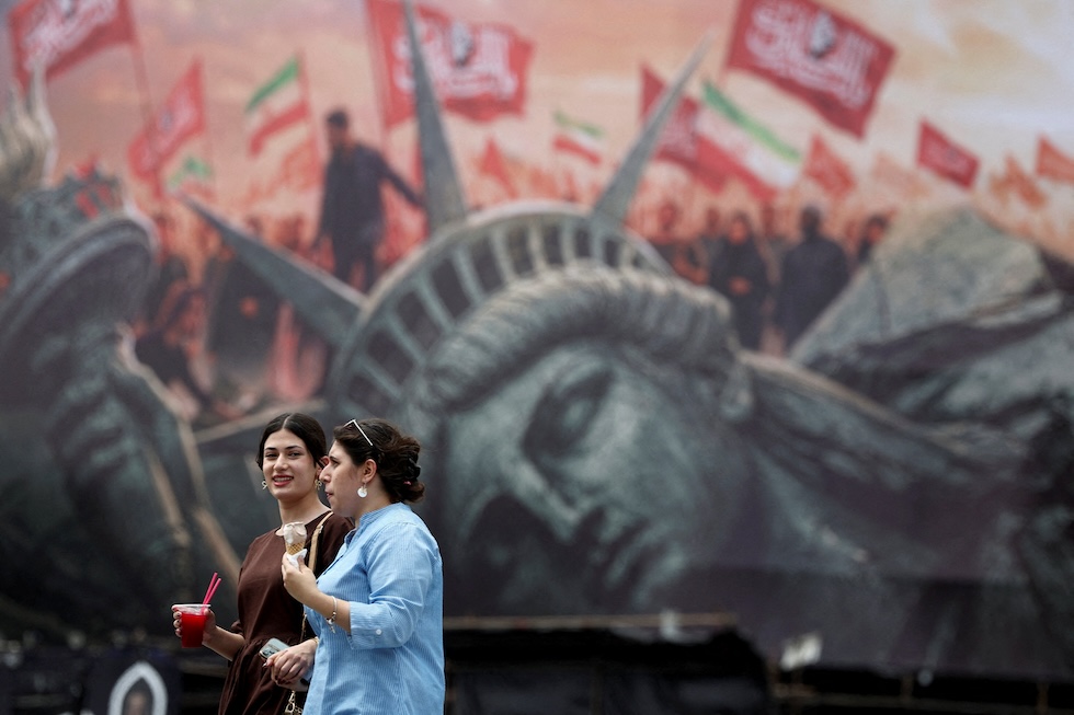 Due donne davanti a un cartellone contro gli Stati Uniti (Majid Asgaripour/WANA via Reuters)