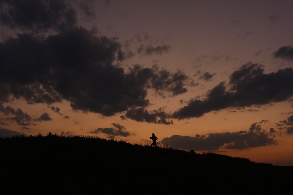Una persona corre al tramonto, ieri (AP Photo/Eric Gay)