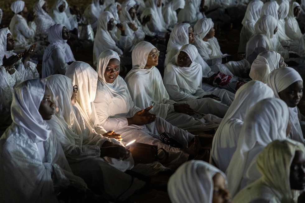 Membri della comunità Layene cantano inni religiosi al mausoleo Seydina Limamou Lahi Al Mahdi (EPA/JEROME FAVRE via Ansa)