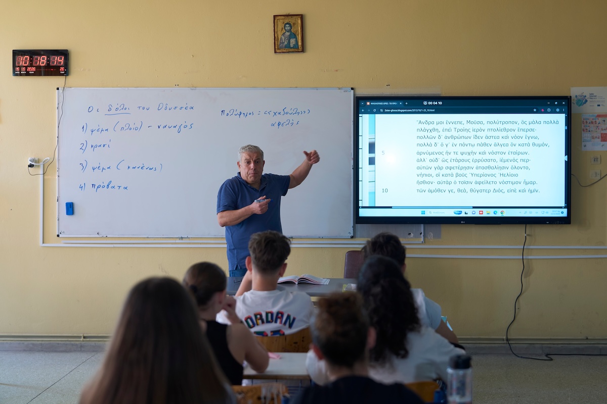 Un professore insegna l'Odissea alla sua classe delle scuole medie, ad Atene
