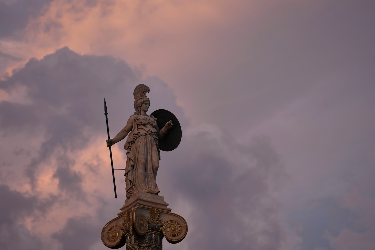Una statua di Atena sovrasta la Biblioteca nazionale greca di Atene