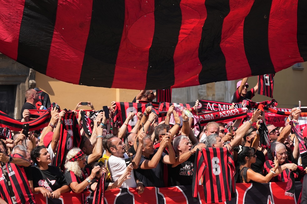 I tifosi del Milan fuori dalla basilica di Sant'Ambrogio prima dei funerali dell'ex calciatore Franco Baresi (AP Photo/Antonio Calanni)