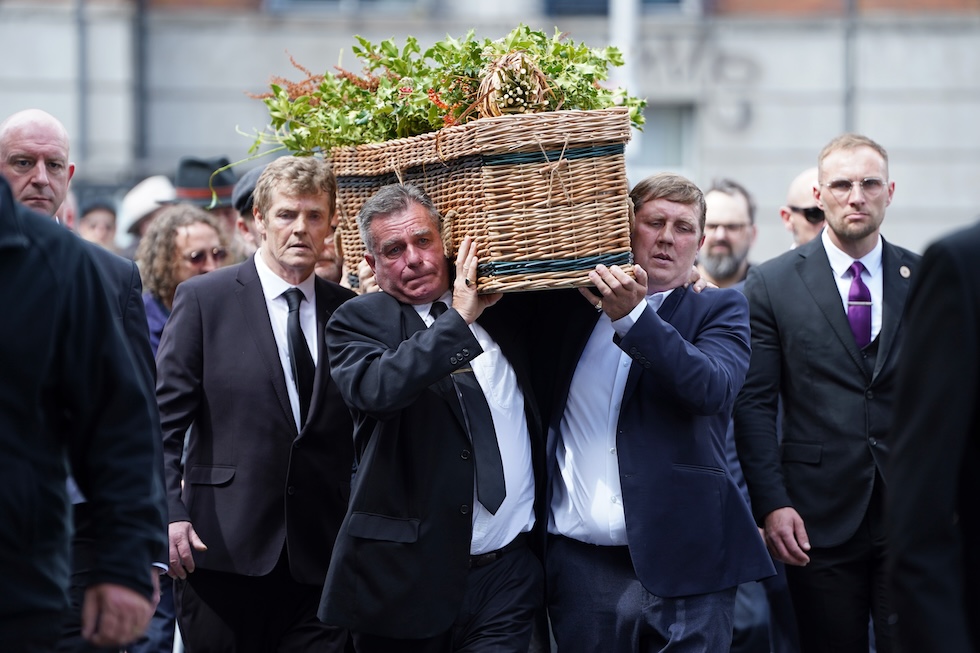 La bara di Glen Hansard viene portata nella cattedrale di San Patrizio per il funerale (Peter Summers/Getty Images)