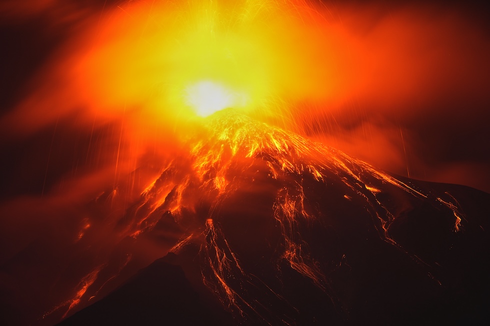 L'eruzione del vulcano Fuego, fotografata da Alotenango (AP Photo/Moises Castillo)