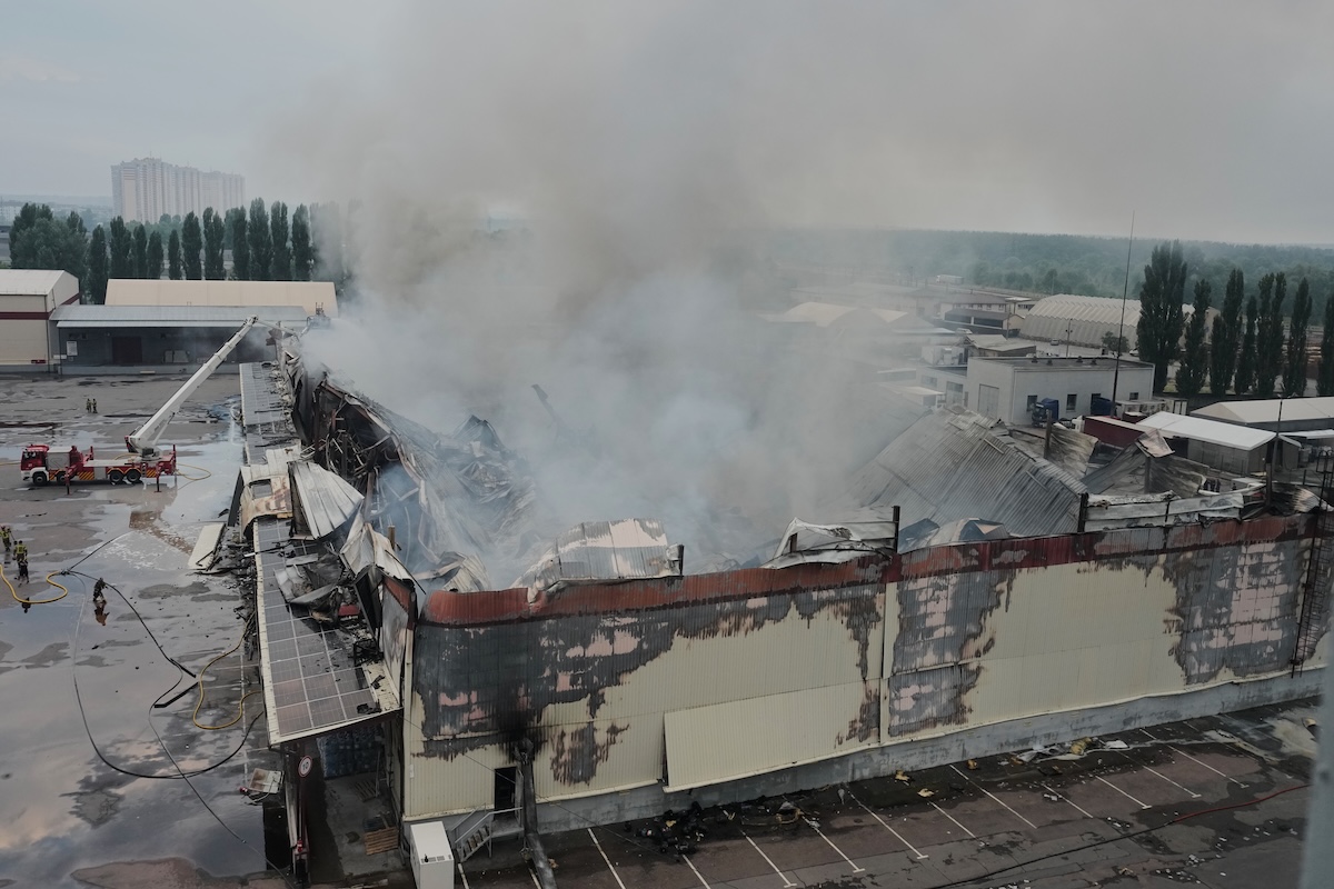 La Russia ha attaccato nuovamente l’area di Kiev con missili balistici e droni, uccidendo 15 persone
