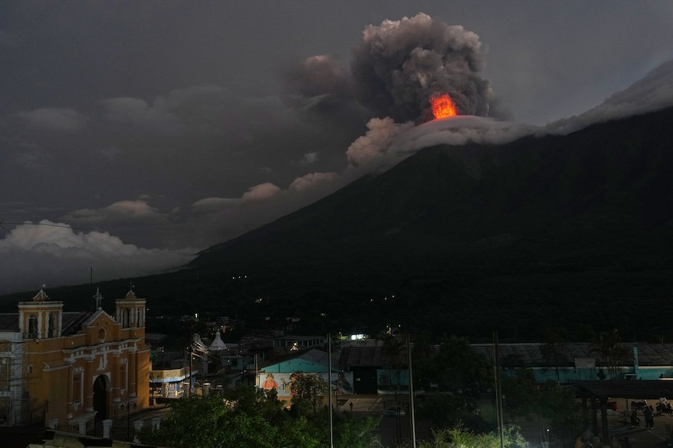 L'eruzione del vulcano Fuego, fotografata da Alotenango (AP Photo/Moises Castillo)