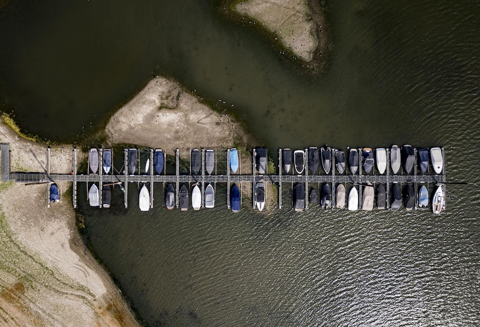 Il lago De Bijland, con il livello dell'acqua molto basso a causa di caldo e siccità (EPA/EMIEL MUIJDERMAN via Ansa)